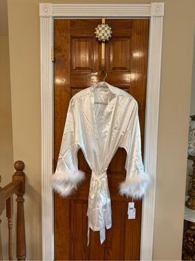 In Bloom by Jonquil “The Bride” Ivory Satin Feather Robe | XL | Wedding NWT